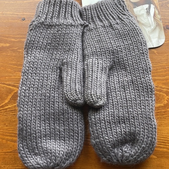 Layer 8 Knit Mittens - Picture 2 of 4